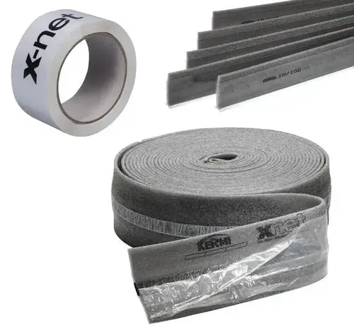 Verschiedene Kermi Fussbodenheizungssystem-Komponenten: Klebeband, graue Isolierstreifen und eine Rolle dämmendes Material.
